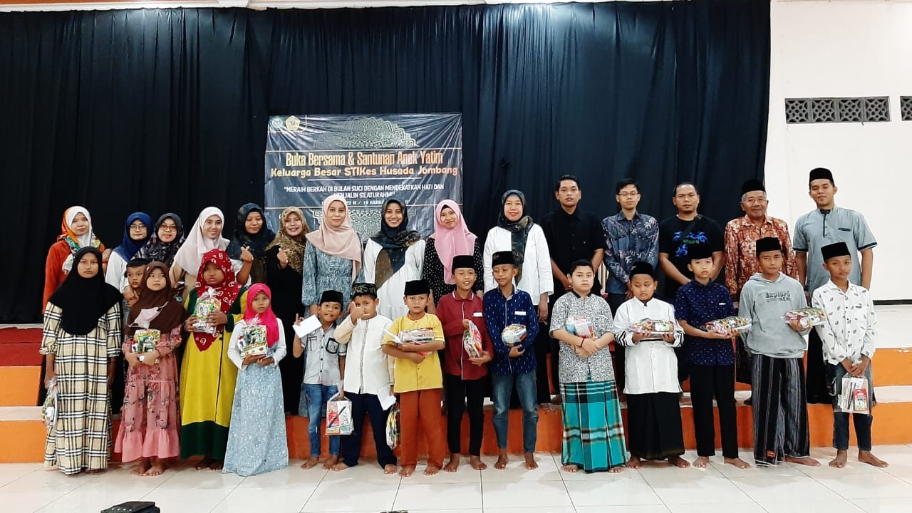 Berharap Keberkahan Ramadan, STIKes Husada Jombang Gelar Santunan Anak Yatim